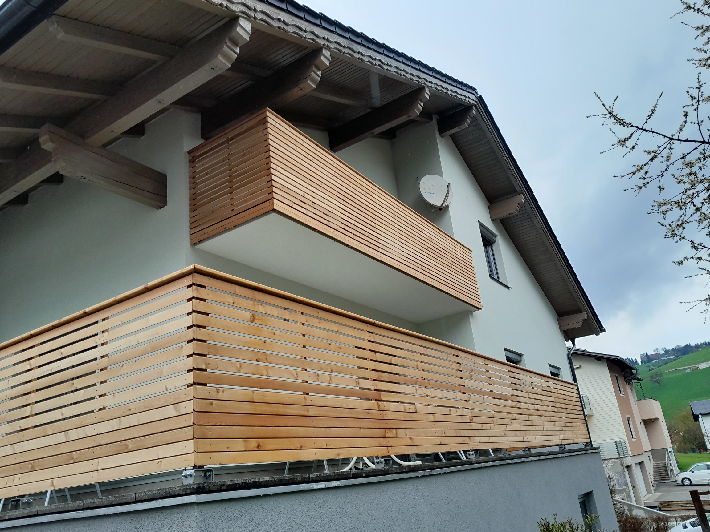 Maßgefertigte Balkon- und Terrassenverkleidung aus horizontalen Holzlamellen